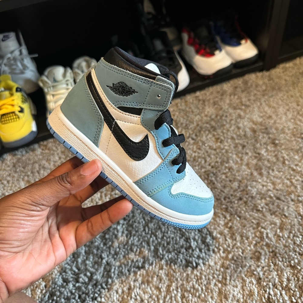 Jordan 1 University blue UNC